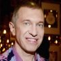 Сергей Соседов скончался сегодня в Якутии во время гастрольного тура — по данным «Базы», журналист оступился на лестнице, упал и ударился головой