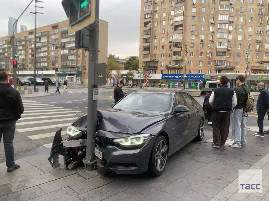 BMW выехала на тротуар и влетела в светофор на 2-й Брянской улице около ТЦ «Европейский»