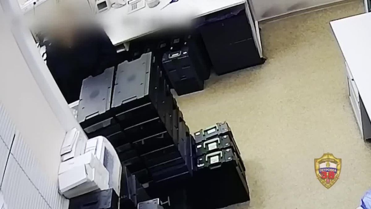 Надбавка за вредность: сотрудница банка в Москве два месяца крала деньги из хранилища