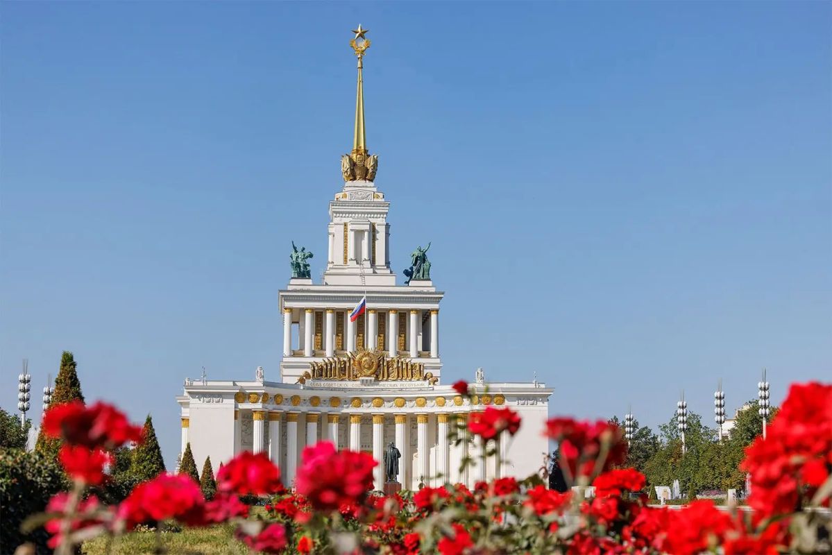 На ВДНХ наступил бархатный сезон, цветут осенние растения На ВДНХ наступил бархатный сезон, цветут осенние растения