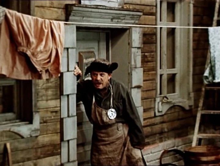 «Ворье в ентом доме живет!» (дворник Тихон) «Ворье в ентом доме живет!» (дворник Тихон)