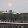 Над Москвой взошла Урожайная Луна: как выглядело первое осеннее полнолуние