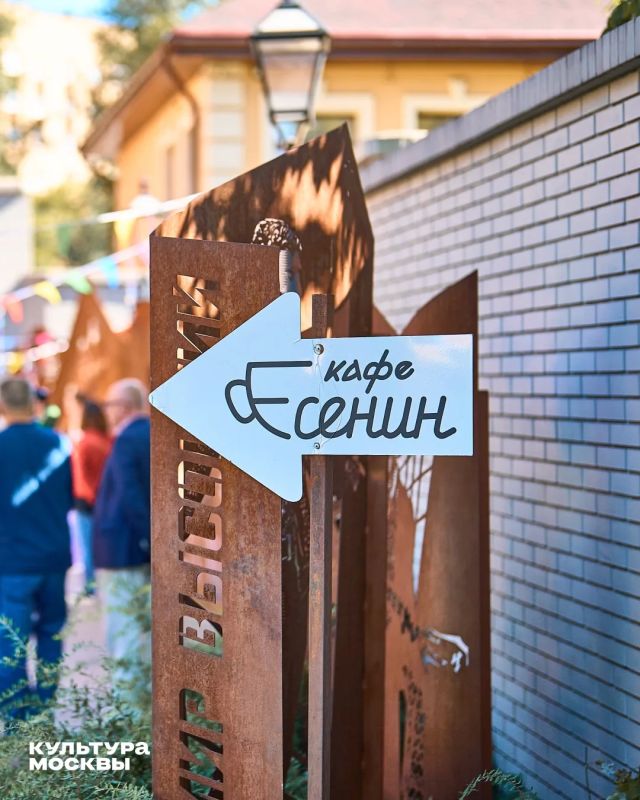 Скульптуры во дворе жилого комплекса, уличная театральная библиотека, мозаика на пути к вокзалу Скульптуры во дворе жилого комплекса, уличная театральная библиотека, мозаика на пути к вокзалу