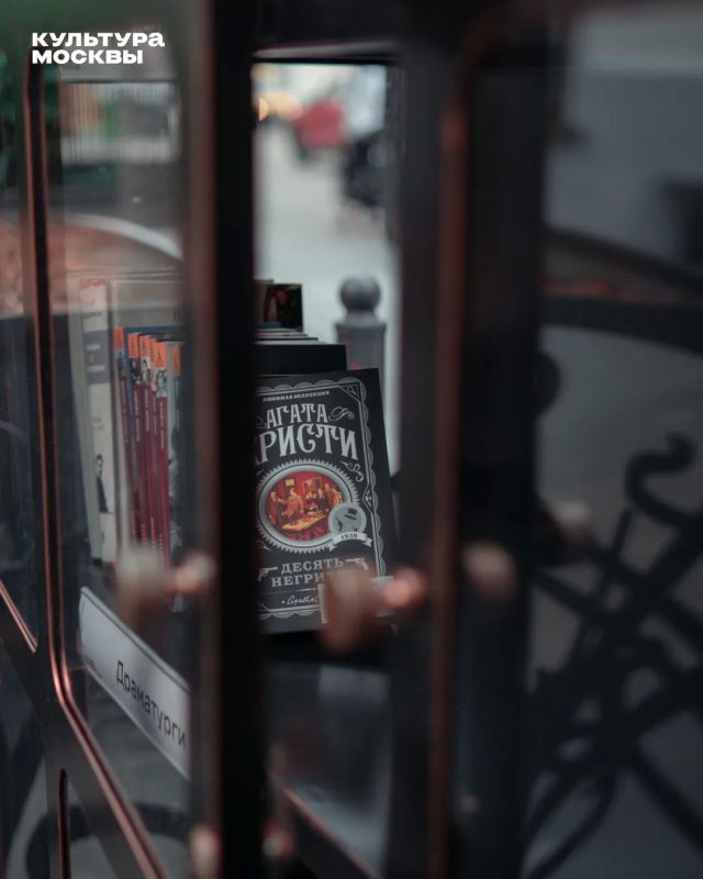 Скульптуры во дворе жилого комплекса, уличная театральная библиотека, мозаика на пути к вокзалу Скульптуры во дворе жилого комплекса, уличная театральная библиотека, мозаика на пути к вокзалу