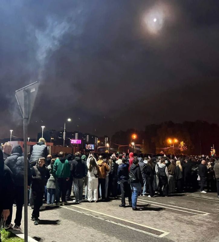 Каждые выходные парковка у торгового центра «Отрада» на Пятницком шоссе превращается в нелегальную гоночную трассу Каждые выходные парковка у торгового центра «Отрада» на Пятницком шоссе превращается в нелегальную гоночную трассу