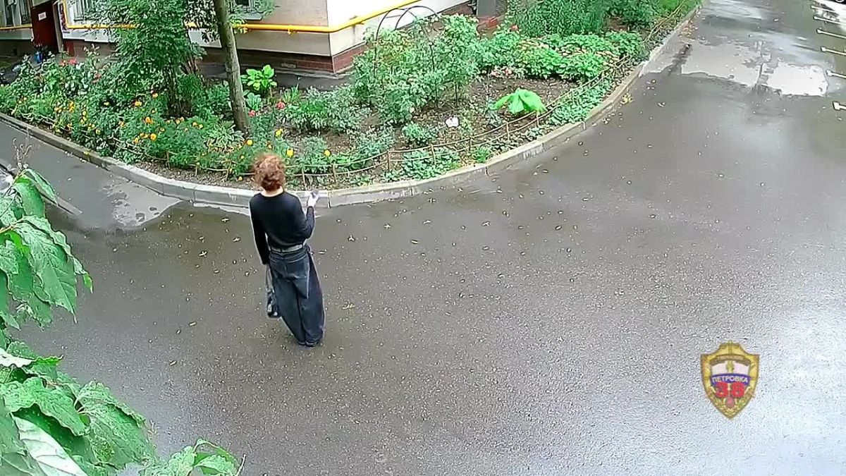 «На вас оформили доверенность»: столичные полицейские задержали пособника мошенников, обманувших москвичку на 1 млн рублей