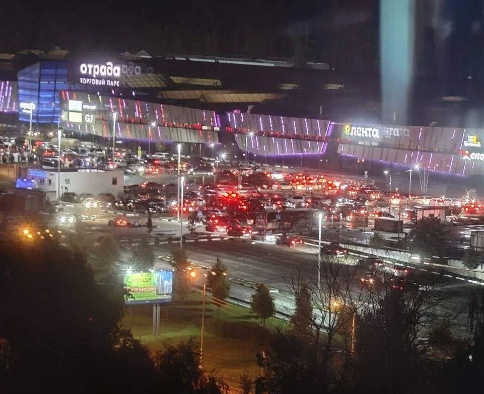 Каждые выходные парковка у торгового центра «Отрада» на Пятницком шоссе превращается в нелегальную гоночную трассу Каждые выходные парковка у торгового центра «Отрада» на Пятницком шоссе превращается в нелегальную гоночную трассу