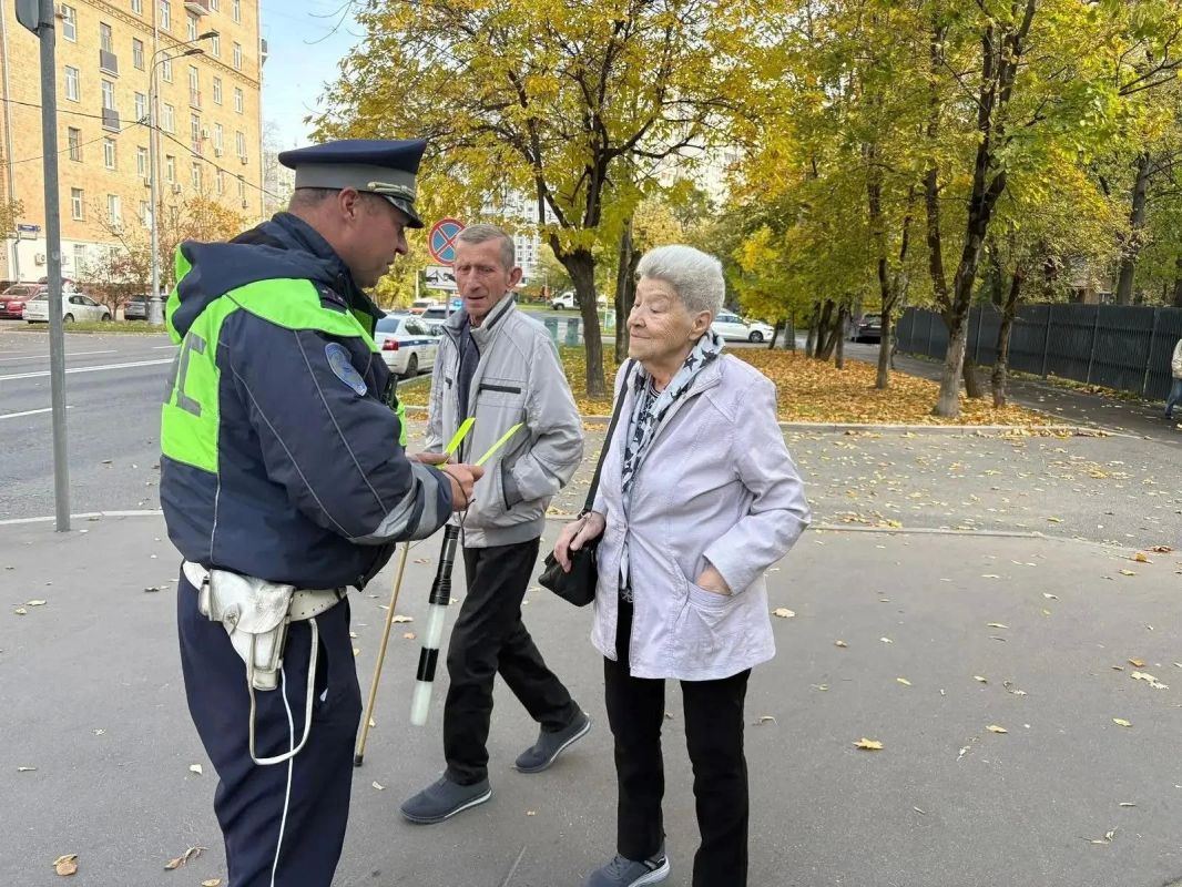 В Международный день пожилых людей сотрудники Госавтоинспекции поздравили представителей старшего поколения В Международный день пожилых людей сотрудники Госавтоинспекции поздравили представителей старшего поколения