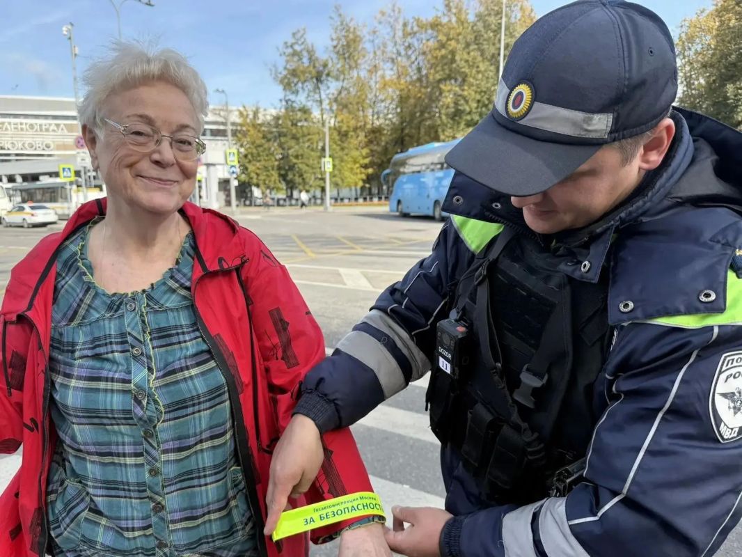 В Международный день пожилых людей сотрудники Госавтоинспекции поздравили представителей старшего поколения В Международный день пожилых людей сотрудники Госавтоинспекции поздравили представителей старшего поколения