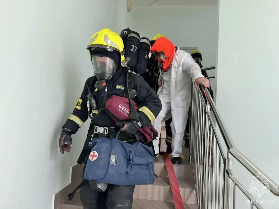 #БудниМЧС. В Южном административном округе прошли пожарно-тактические учения на территории ФГБУ «Национальный медицинский исследовательский центр онкологии им. Н.Н. Блохина». По замыслу учений, из-за неосторожного обращения... #БудниМЧС. В Южном административном округе прошли пожарно-тактические учения на территории ФГБУ «Национальный медицинский исследовательский центр онкологии им. Н.Н. Блохина». По замыслу учений, из-за неосторожного обращения...