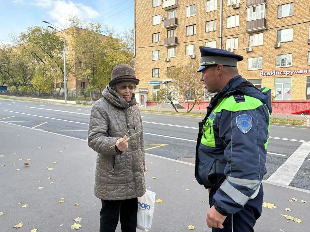 В Международный день пожилых людей сотрудники Госавтоинспекции поздравили представителей старшего поколения В Международный день пожилых людей сотрудники Госавтоинспекции поздравили представителей старшего поколения