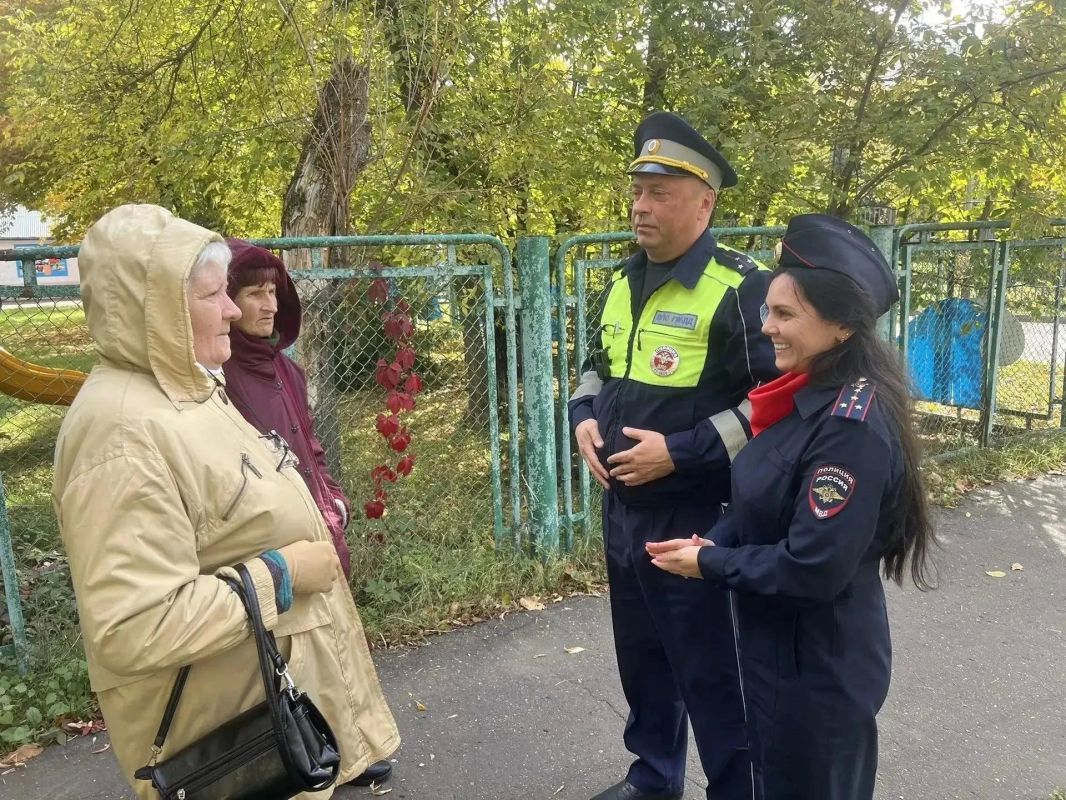 В Международный день пожилых людей сотрудники Госавтоинспекции поздравили представителей старшего поколения В Международный день пожилых людей сотрудники Госавтоинспекции поздравили представителей старшего поколения