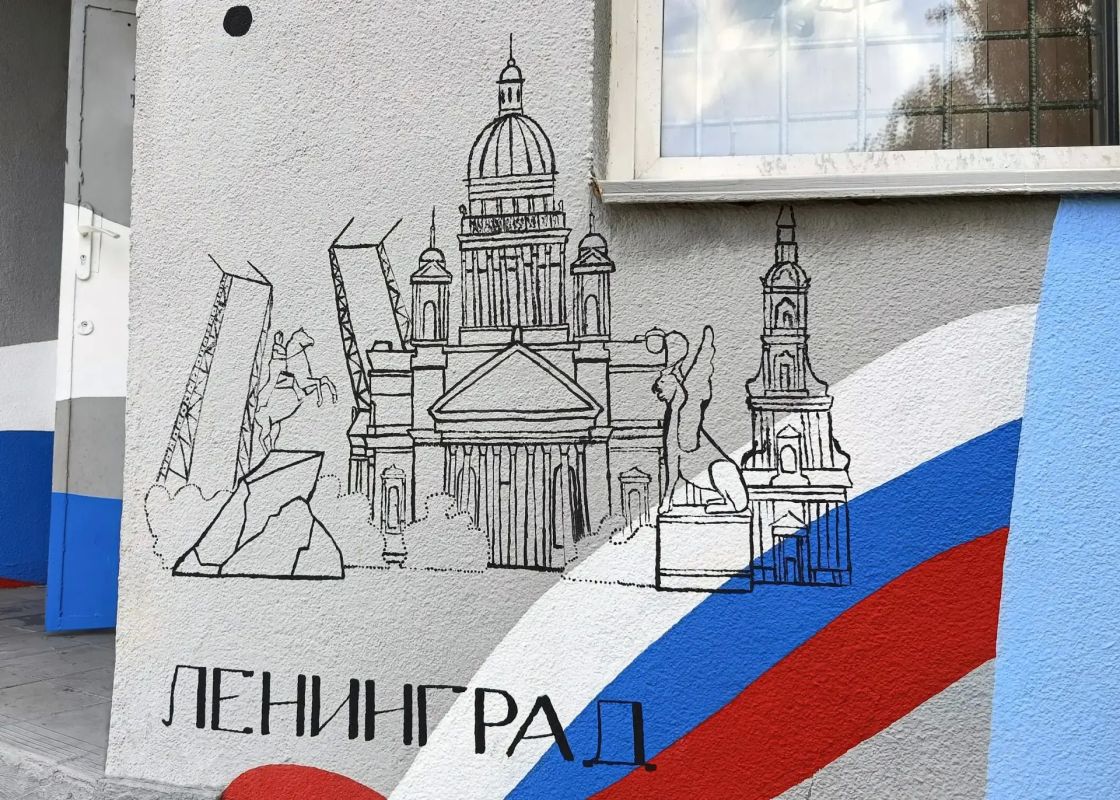 Мурал с городами-героями и советским солдатом появился на диспетчерском пункте АО «Москоллектор» у станции метро «Лухмановская» в #ВАО Мурал с городами-героями и советским солдатом появился на диспетчерском пункте АО «Москоллектор» у станции метро «Лухмановская» в #ВАО