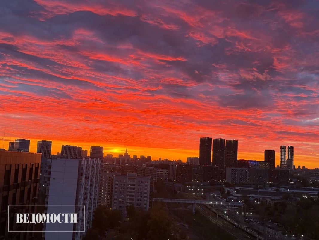 Небо над Москвой окрасилось в оранжевые и розовые оттенки Небо над Москвой окрасилось в оранжевые и розовые оттенки