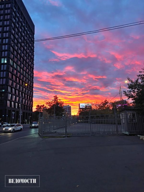 Небо над Москвой окрасилось в оранжевые и розовые оттенки