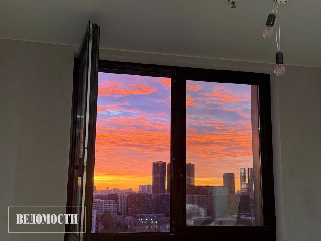 Небо над Москвой окрасилось в оранжевые и розовые оттенки Небо над Москвой окрасилось в оранжевые и розовые оттенки