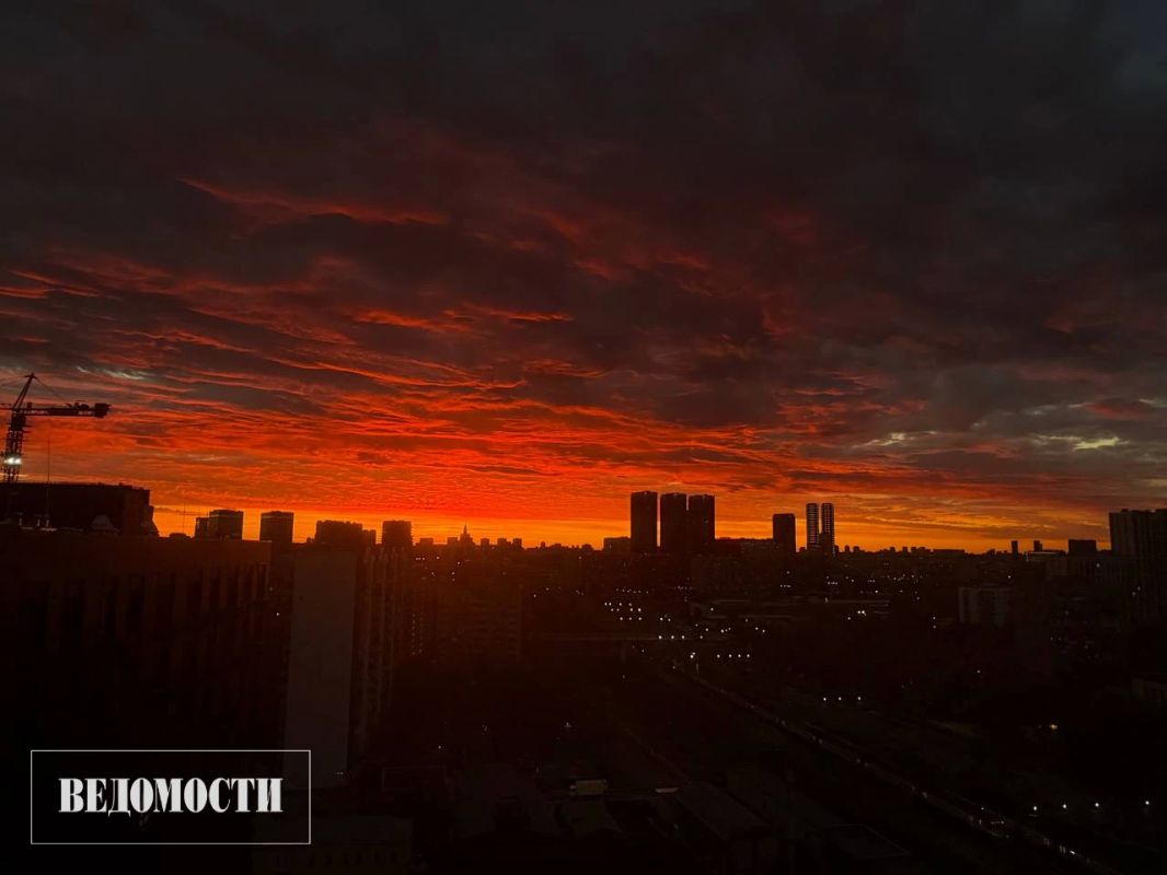 Небо над Москвой окрасилось в оранжевые и розовые оттенки Небо над Москвой окрасилось в оранжевые и розовые оттенки