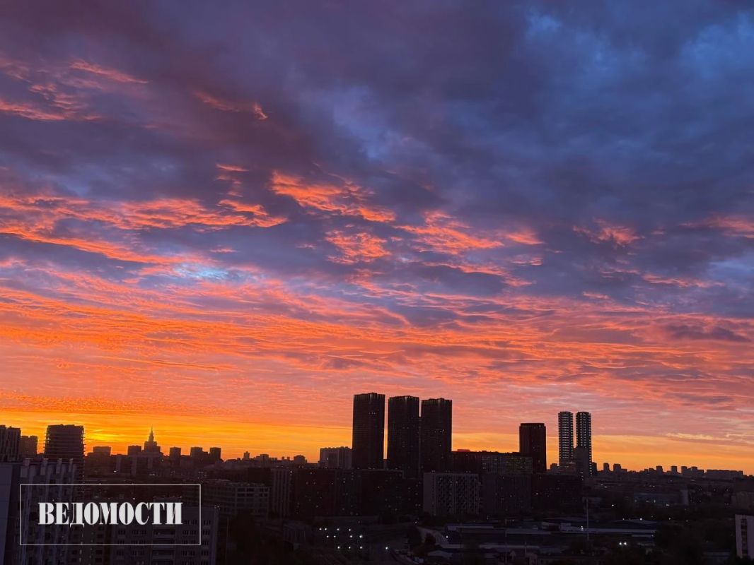 Небо над Москвой окрасилось в оранжевые и розовые оттенки Небо над Москвой окрасилось в оранжевые и розовые оттенки