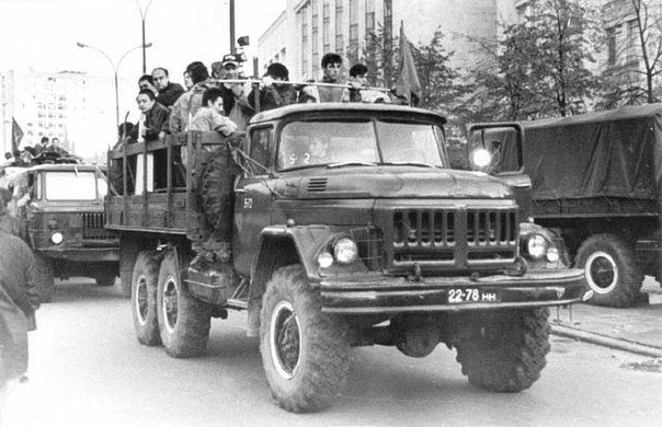 Ровно 33 года назад, 3 октября 1993 года ельцинский режим устроил бойню в Останкино Ровно 33 года назад, 3 октября 1993 года ельцинский режим устроил бойню в Останкино