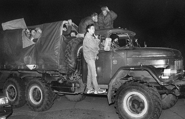 Ровно 33 года назад, 3 октября 1993 года ельцинский режим устроил бойню в Останкино Ровно 33 года назад, 3 октября 1993 года ельцинский режим устроил бойню в Останкино