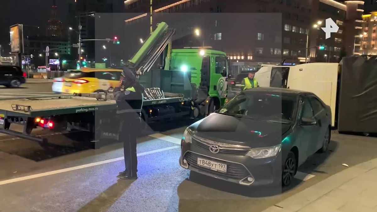 "ГАЗель" перевернулась в центре Москвы после столкновения с Toyota — пострадали два человека