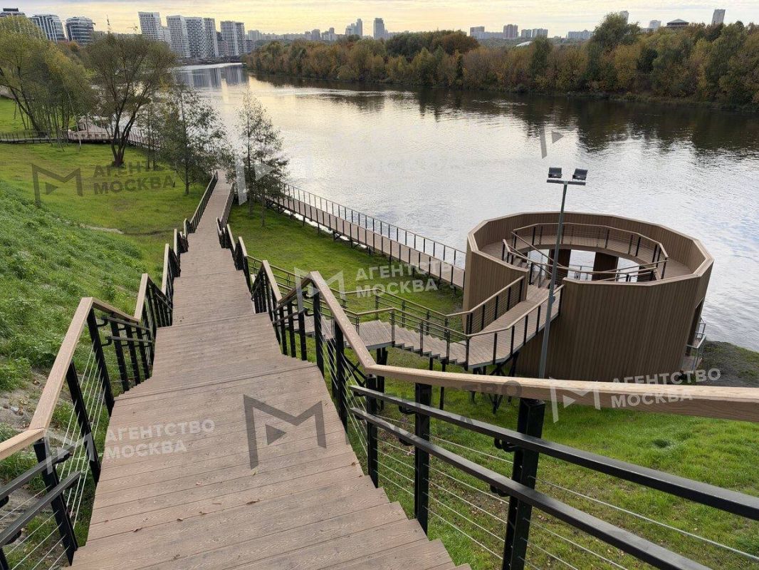Для расслабляющих прогулок у воды: в Мнёвниковской пойме появился новый пешеходный маршрут вдоль Москвы-реки