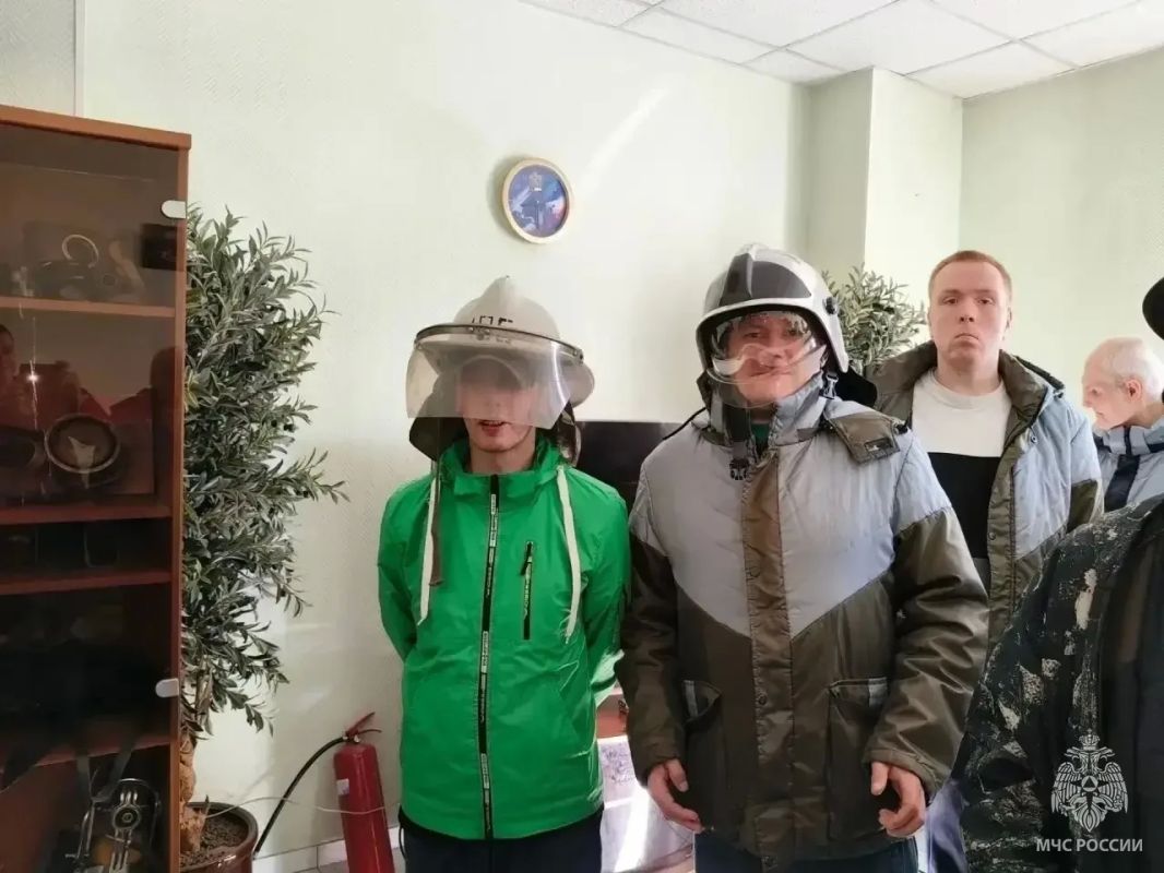 Безопасность доступна каждому: гости из социального дома «Чертаново» побывали в пожарной части Безопасность доступна каждому: гости из социального дома «Чертаново» побывали в пожарной части