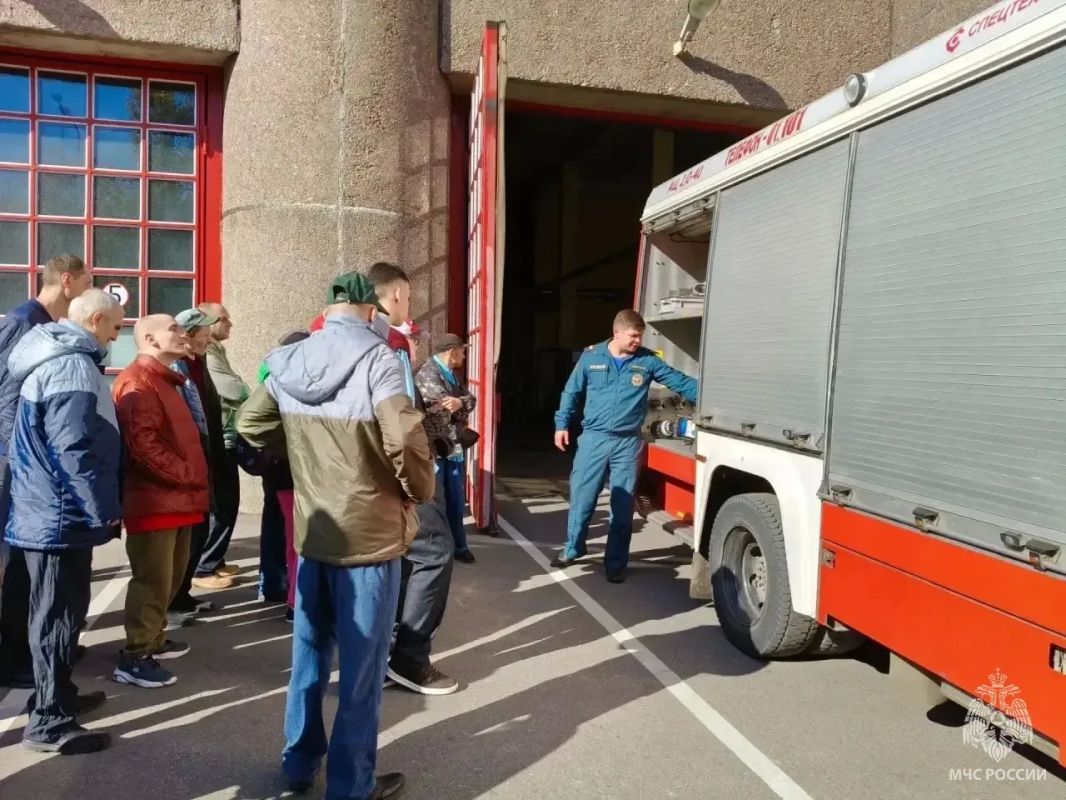 Безопасность доступна каждому: гости из социального дома «Чертаново» побывали в пожарной части Безопасность доступна каждому: гости из социального дома «Чертаново» побывали в пожарной части