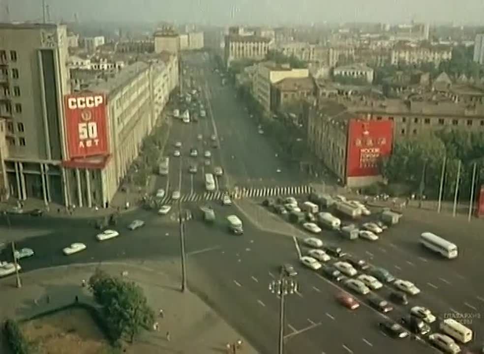 В рубрике #видео_главархив отправляемся на прогулку по площадям столицы!