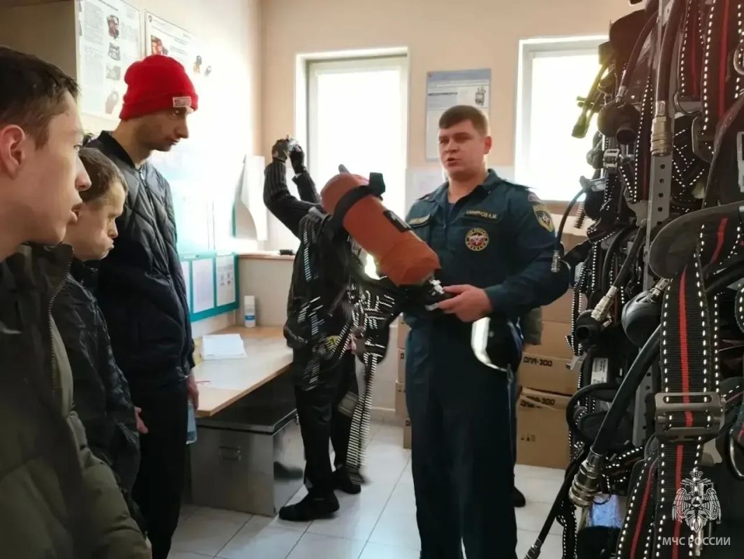 Безопасность доступна каждому: гости из социального дома «Чертаново» побывали в пожарной части Безопасность доступна каждому: гости из социального дома «Чертаново» побывали в пожарной части