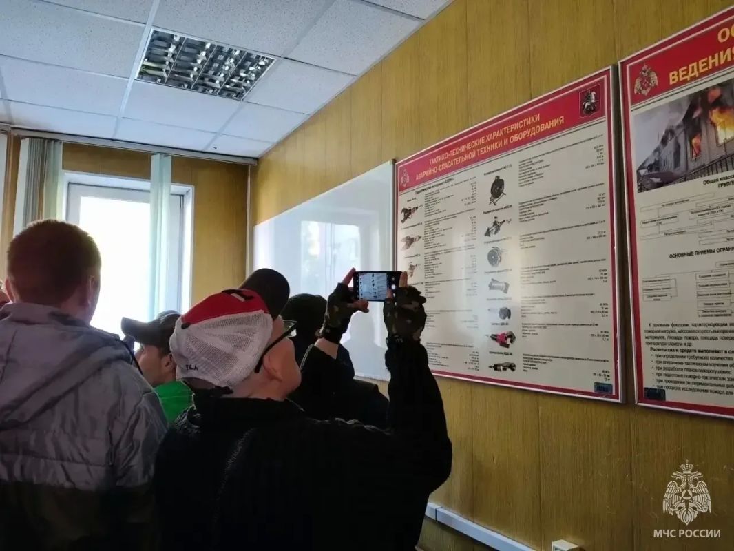 Безопасность доступна каждому: гости из социального дома «Чертаново» побывали в пожарной части Безопасность доступна каждому: гости из социального дома «Чертаново» побывали в пожарной части