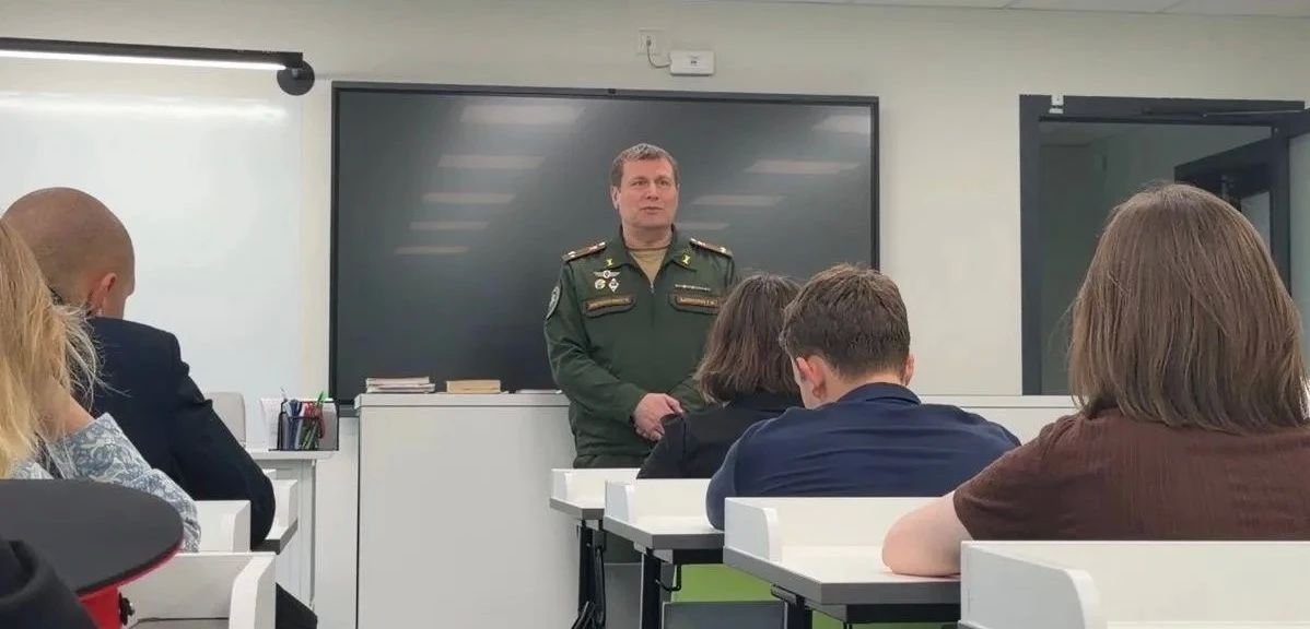Сотрудники военных следственных органов СК России продолжают знакомить подрастающее поколение с работой следователя Сотрудники военных следственных органов СК России продолжают знакомить подрастающее поколение с работой следователя