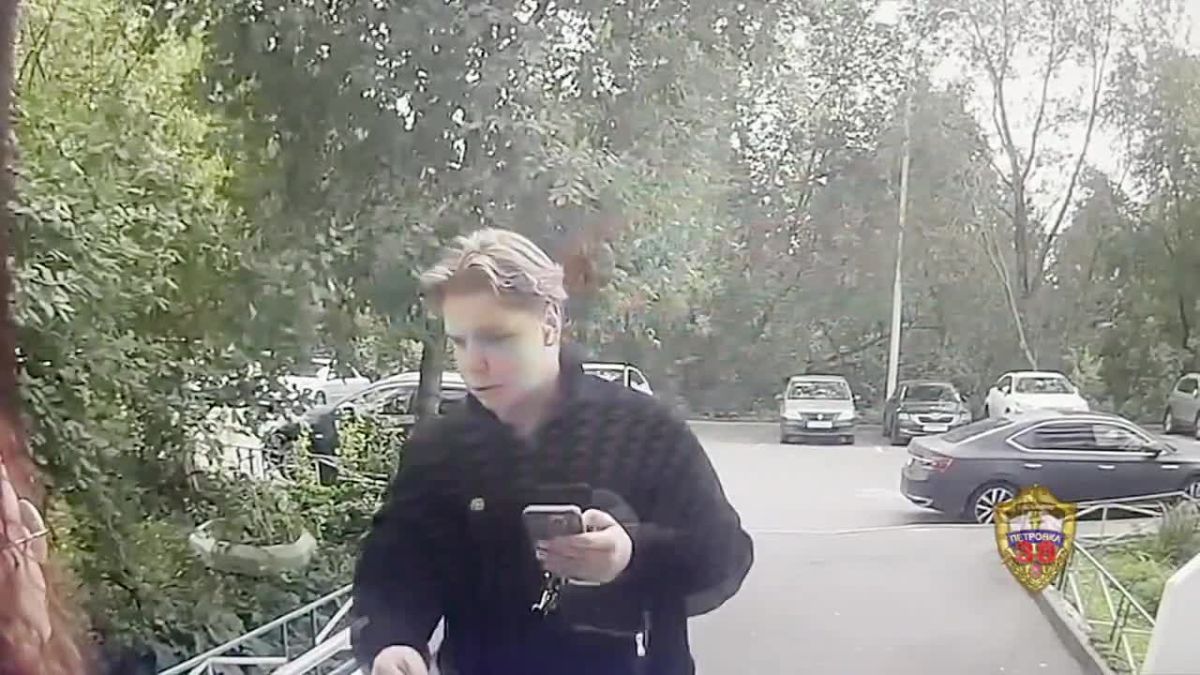 «Курьер» с болгаркой: мошенники вынесли из квартиры москвичей почти 1,5 млн рублей