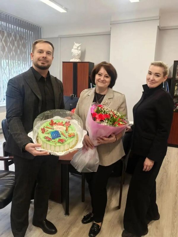 Алексей Шапошников: В нашем округе есть добрая традиция – в День учителя #КомандаШапошникова поздравляет педагогов школ Свиблова, Южного и Северного Медведкова Алексей Шапошников: В нашем округе есть добрая традиция – в День учителя #КомандаШапошникова поздравляет педагогов школ Свиблова, Южного и Северного Медведкова