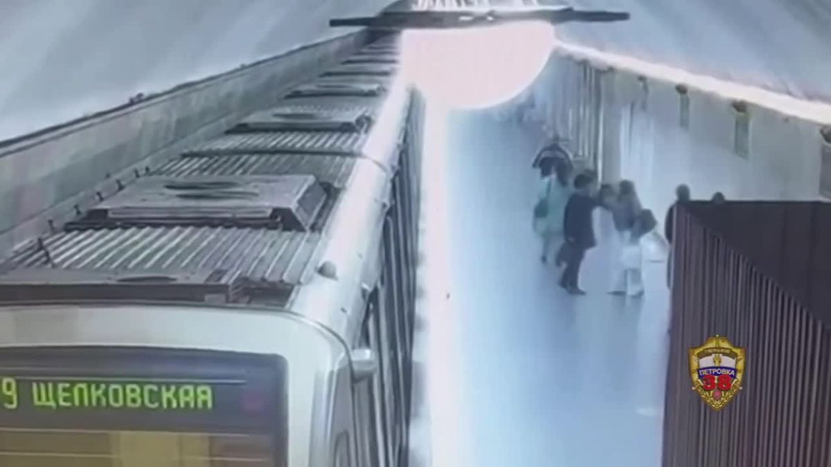 В московском метро пассажирки устроили драку с пинком в спину