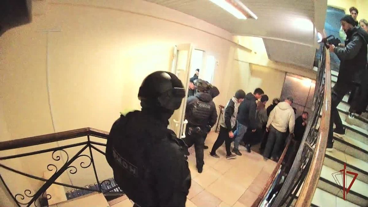 Сотрудники ОМОН «Меч» (на транспорте) столичного главка Росгвардии оказали силовую поддержку при проведении рейда по выявлению нарушителей миграционного законодательства в Москве