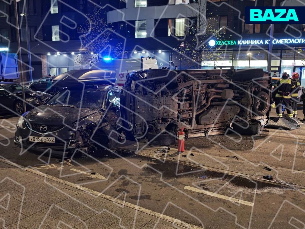 Land Cruiser протаранил припаркованные автомобили и перевернулся на юго-востоке Москвы Land Cruiser протаранил припаркованные автомобили и перевернулся на юго-востоке Москвы