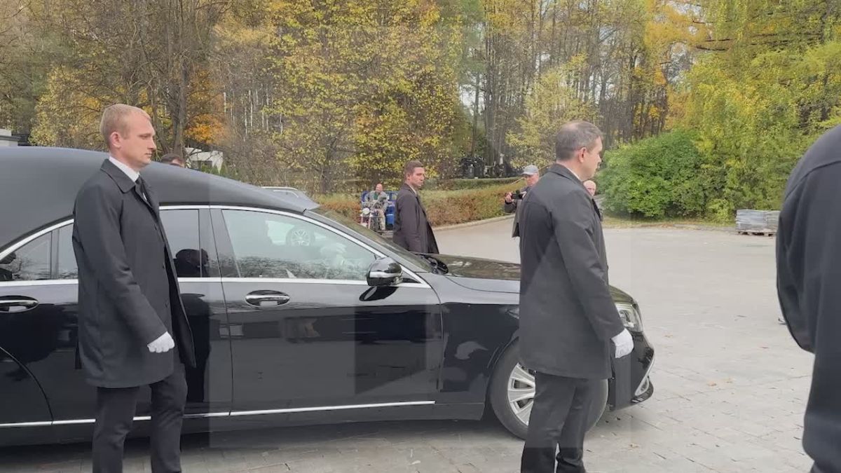 • Анатолия Кашпировского проводили в последний путь на Троекуровском кладбище в Москве