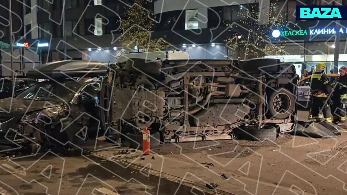 Land Cruiser протаранил припаркованные автомобили и перевернулся на юго-востоке Москвы
