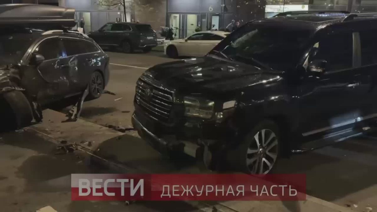 Еще кадры с места аварии с внедорожником на юго-востоке Москвы
