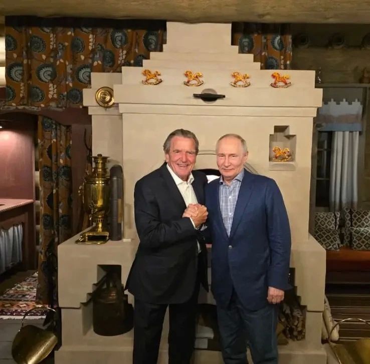 Владимир Путин встретился с экс-канцлером Германии Герхардом Шредером Владимир Путин встретился с экс-канцлером Германии Герхардом Шредером