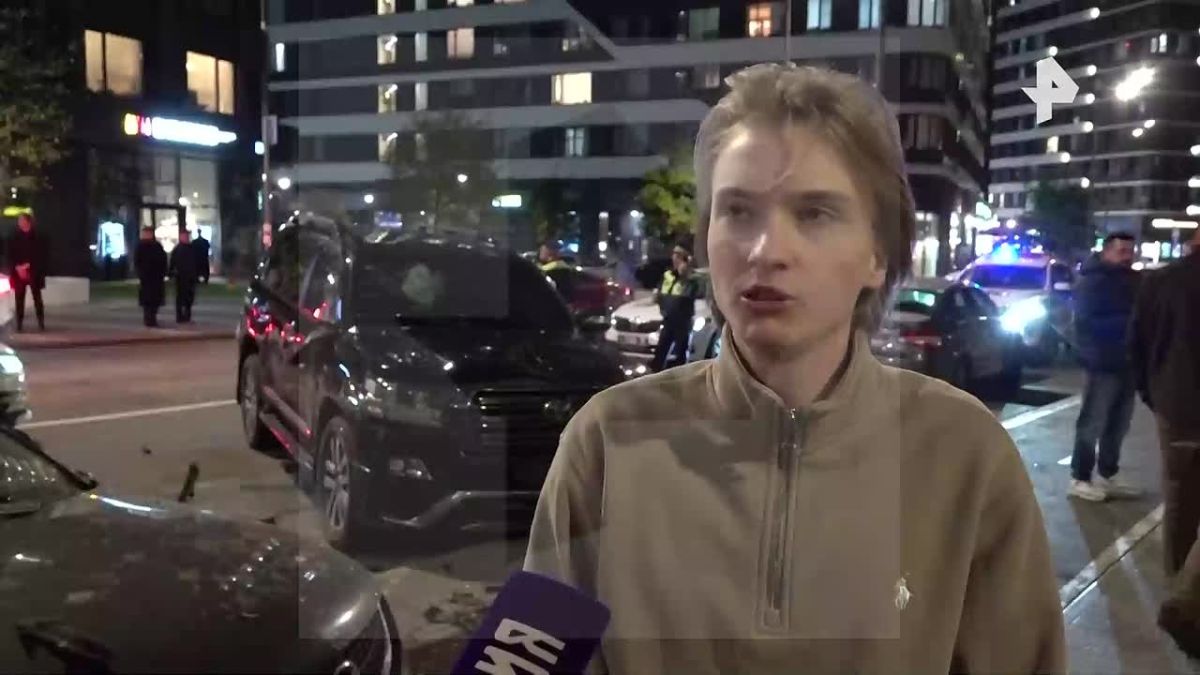 •"Судя по тому, что удалось увидеть, — они были пьяны": очевидец ДТП в Москве, где Land Cruiser врезался в четыре припаркованные машины и скрылся, рассказал РЕН ТВ о подробностях происшествия