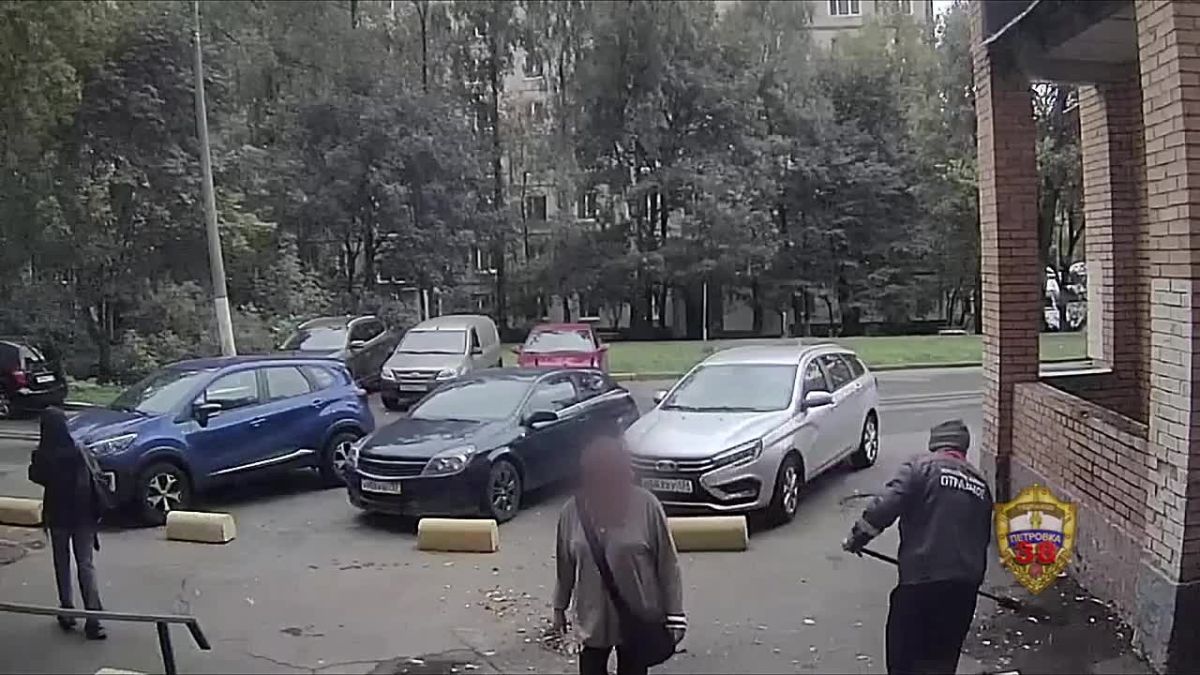 «Снимайте все деньги и передавайте курьеру»: три пенсионерки отдали мошенникам почти 4 млн рублей