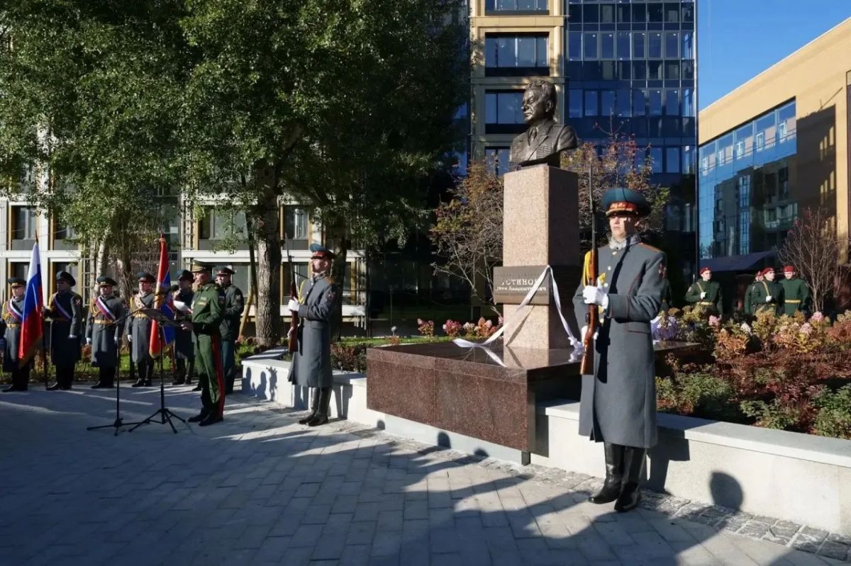 В Екатеринбурге открыли бюст генерал-лейтенанту Ивану Устинову В Екатеринбурге открыли бюст генерал-лейтенанту Ивану Устинову
