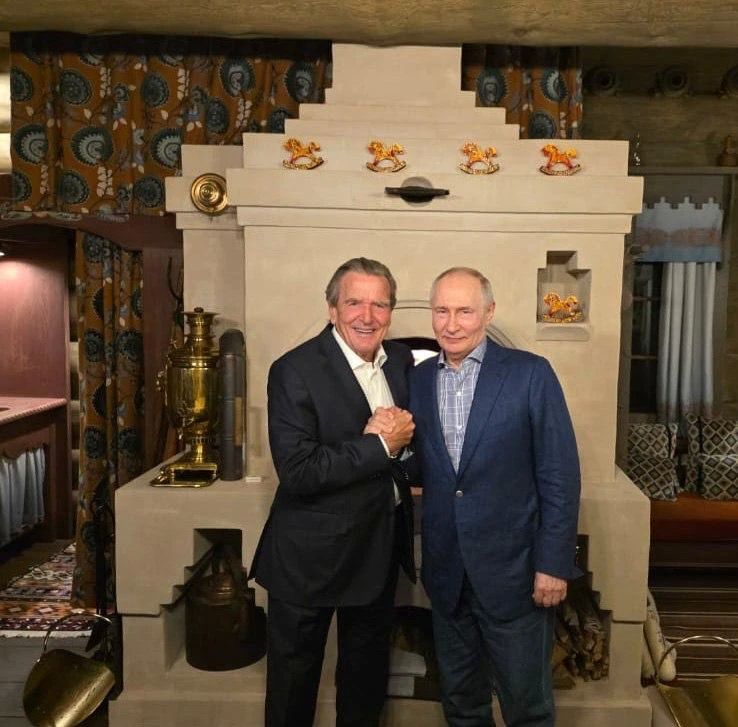 Визит Шрёдера к Путину вызвал истерику в Берлине, Медведев за словом в карман не полез