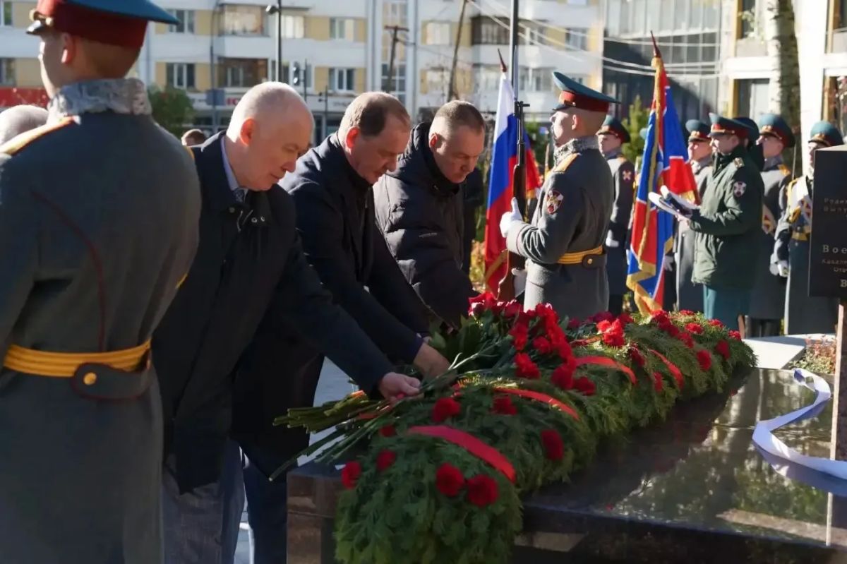 В Екатеринбурге открыли бюст генерал-лейтенанту Ивану Устинову В Екатеринбурге открыли бюст генерал-лейтенанту Ивану Устинову