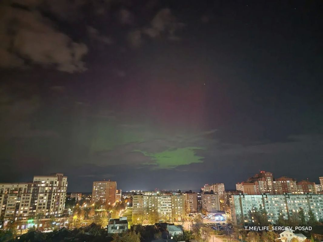 Полярное сияние наблюдали сегодня жители Москвы и Подмосковья, а также других регионов страны Полярное сияние наблюдали сегодня жители Москвы и Подмосковья, а также других регионов страны