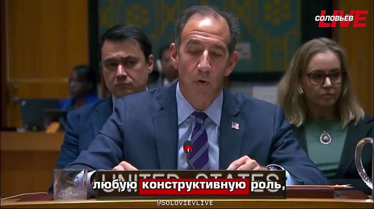 США продолжат посредничество в трёхсторонних переговорах по Украине и рассчитывают на готовность Москвы и Киева к мирному урегулированию, заявил представитель США при ООН Джефф Бартос