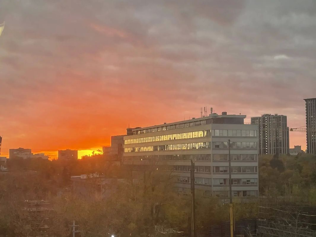 Москва снова радует невероятно красивыми закатами Москва снова радует невероятно красивыми закатами