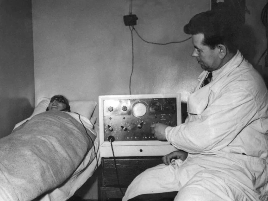 Фотофакт: Фельдшер Центрального института неврологии Н. Андреев во время процедуры «электросон» вместе с одной из пациенток института; 1956 год, фото А. Фирсова